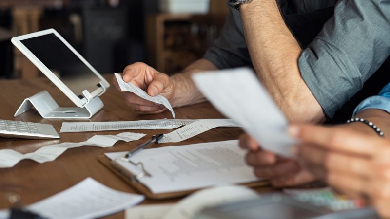 calculating-business-expenses-VKR7C3P-min